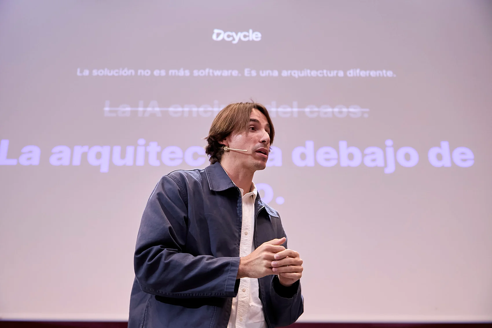 Close-up of Juanjo Mestre with Dcycle architecture slide at Corresponsables Barcelona
