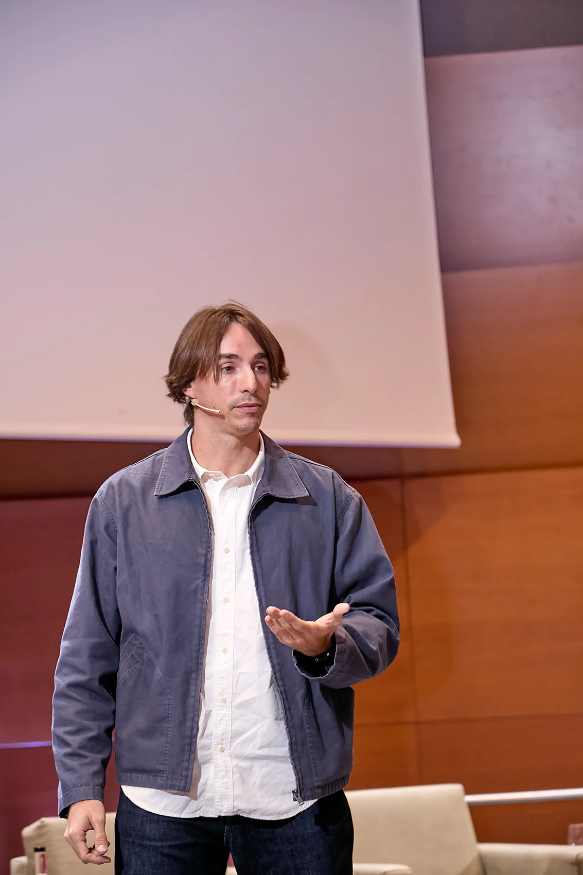 Juanjo Mestre speaking with headset microphone at Corresponsables Barcelona 2026