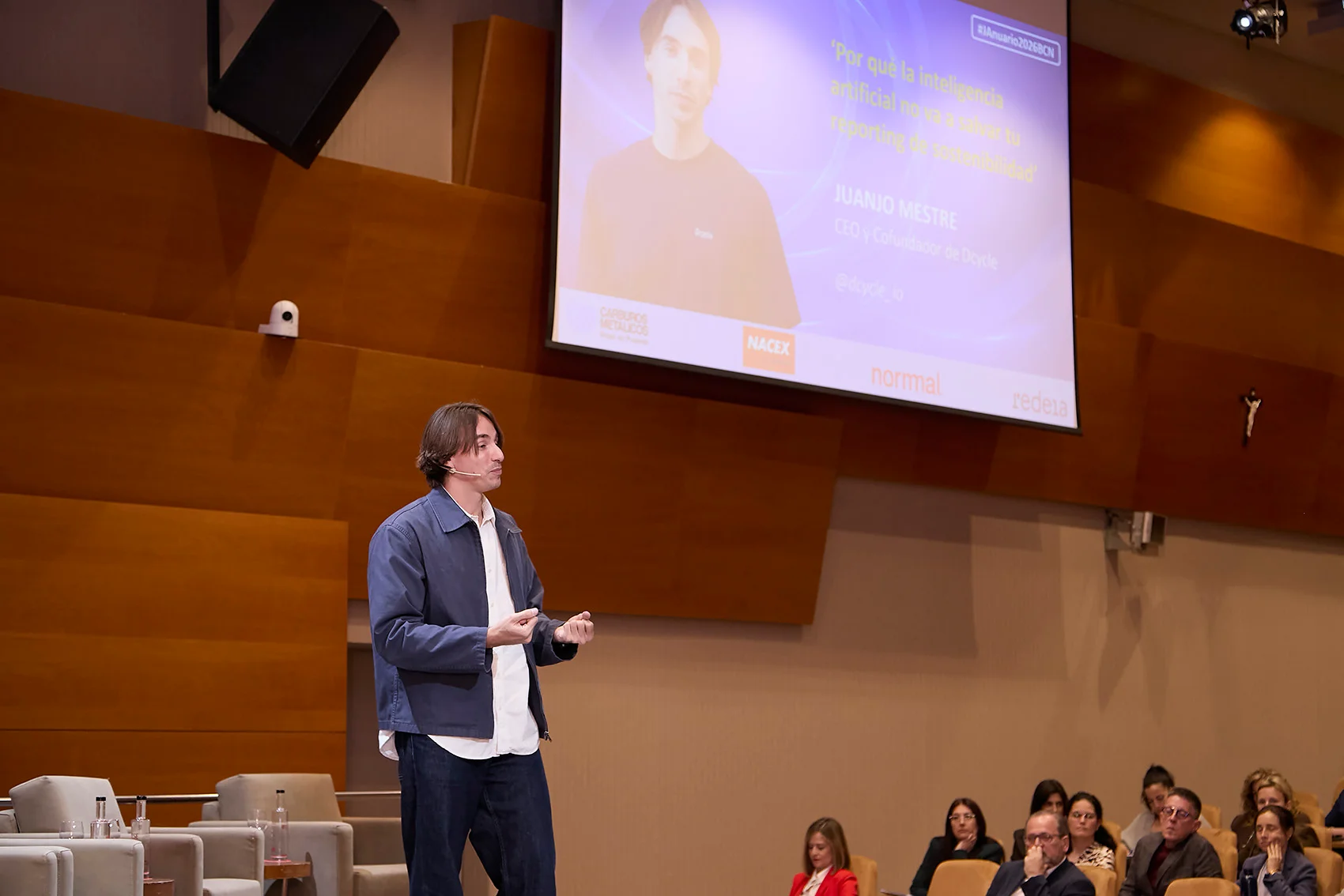 Juanjo Mestre presenting with speaker title slide at Corresponsables Barcelona