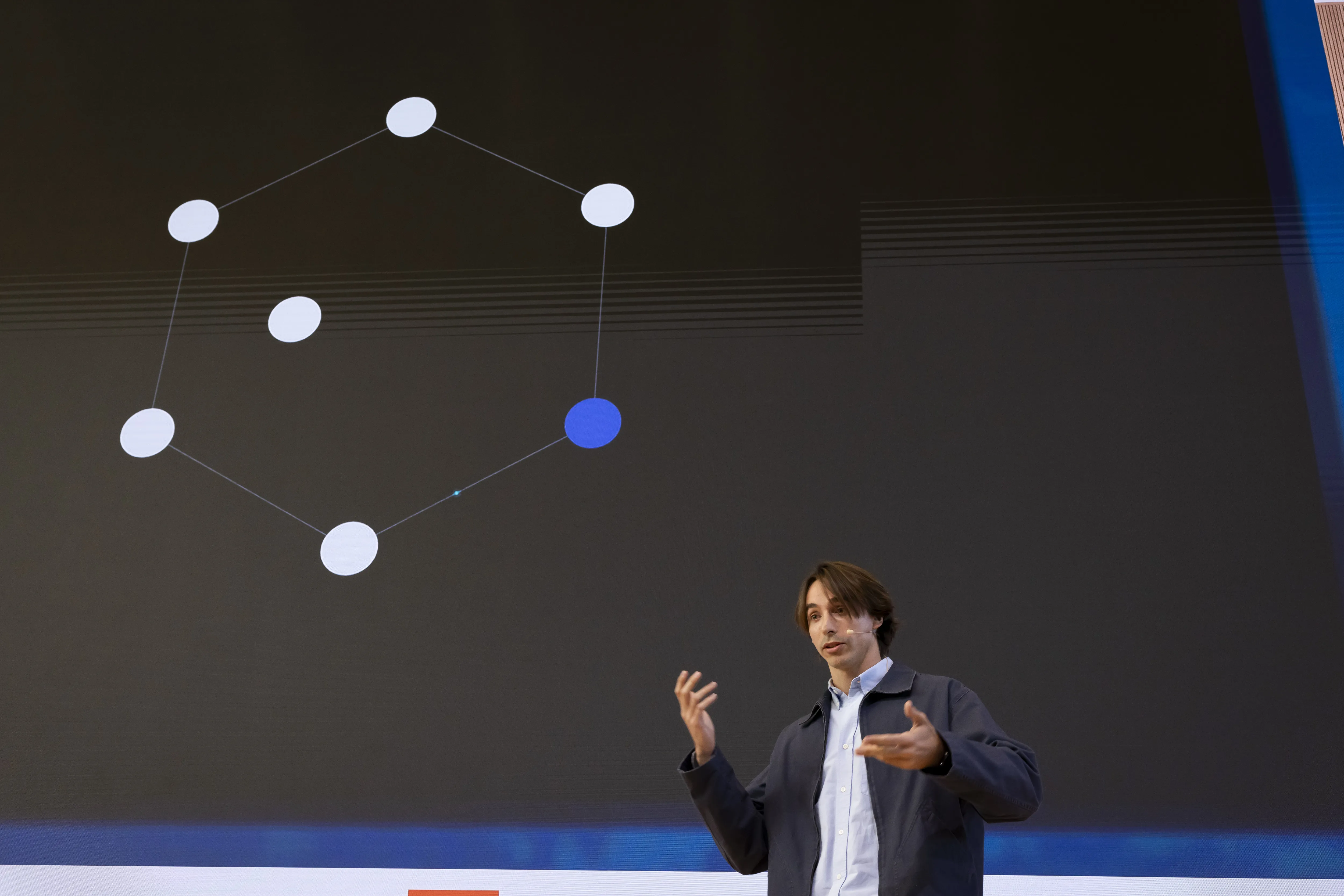 Juanjo Mestre erklaert die vernetzte Datenarchitektur mit Dcycles Visual auf der Leinwand