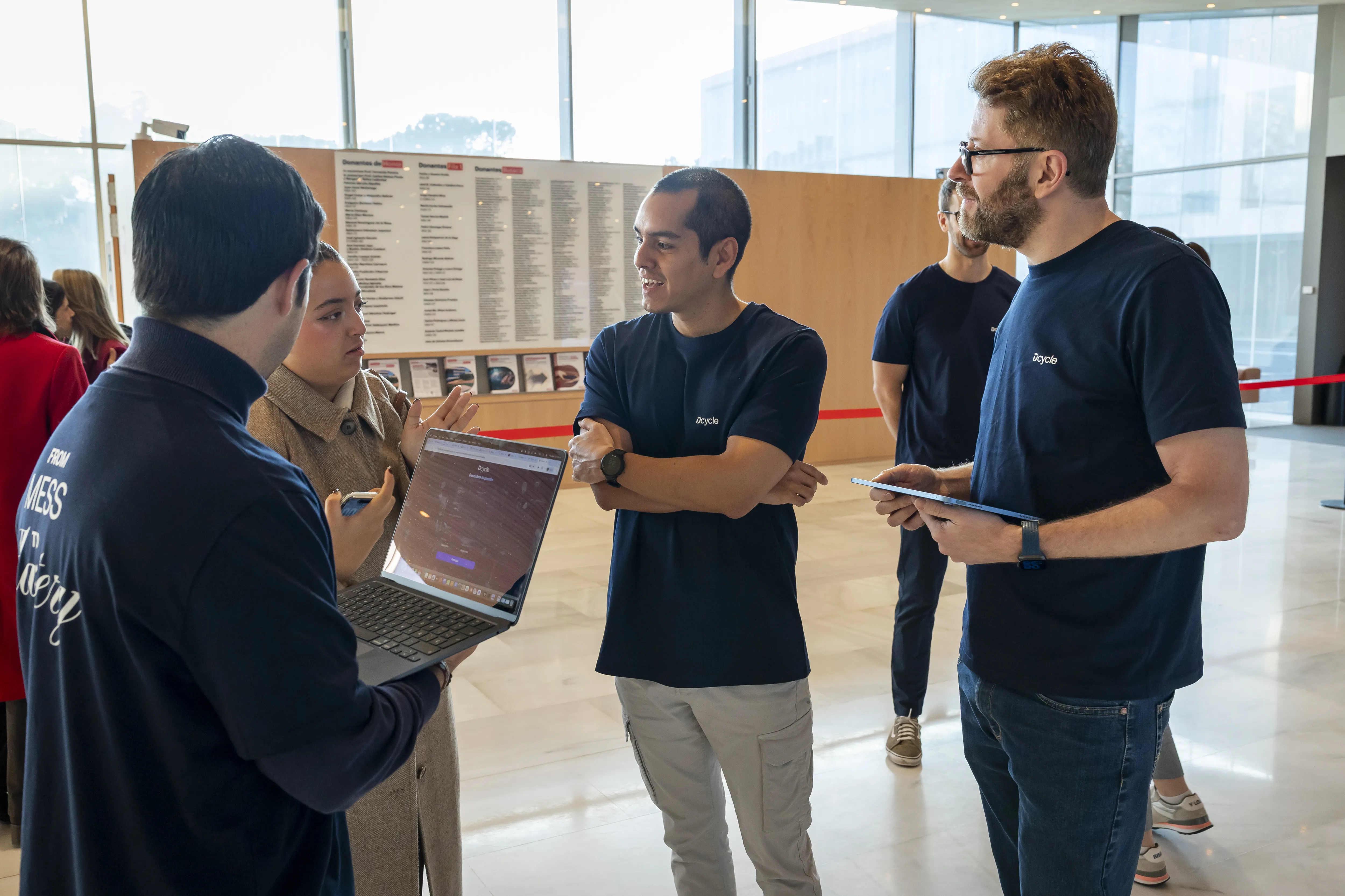 Dcycle-Team zeigt die Plattform auf einem Laptop bei Corresponsables Madrid