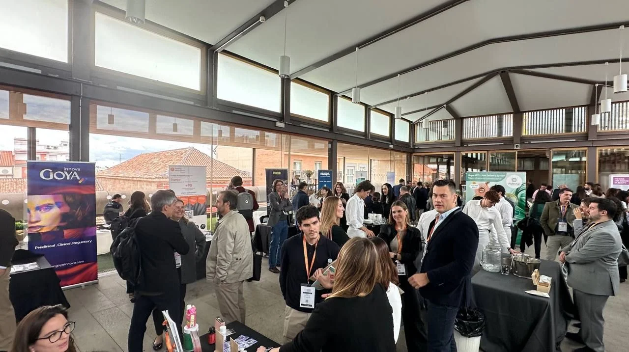 Attendees networking near the Innova Goya stand at Cosmetics Innovation 2026