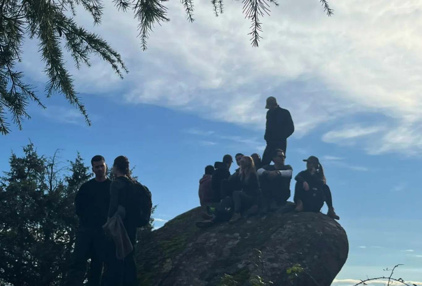 Teamwandeling bij zonsondergang